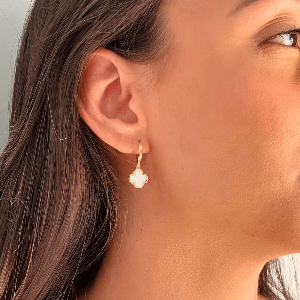 Brinco Argola Click Com Pingente Trevo Madre Pérola 12mm - Dourado