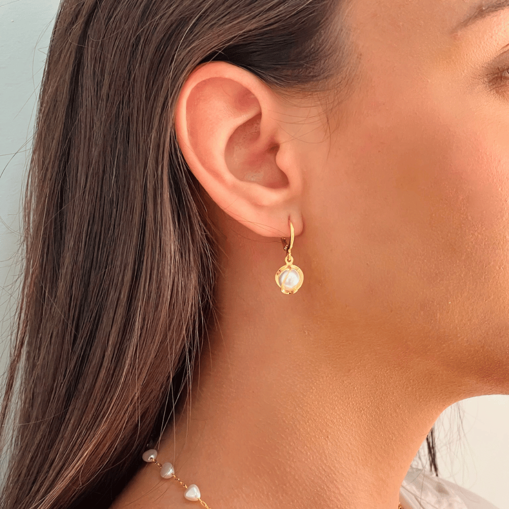 Brinco de Argolinha com Pingente de Pérola 10mm - Dourado