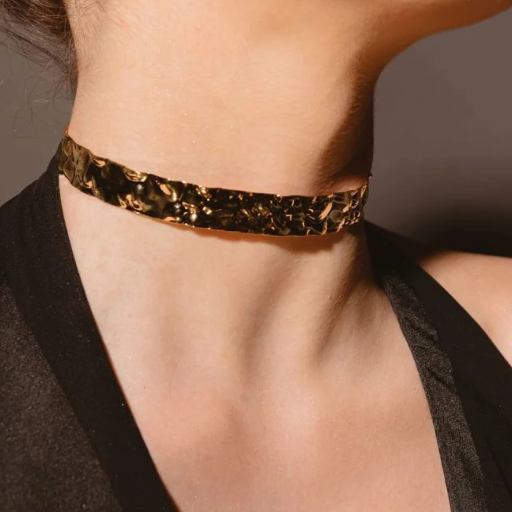 Choker Fita Martelada Rígida 15mm - Dourado